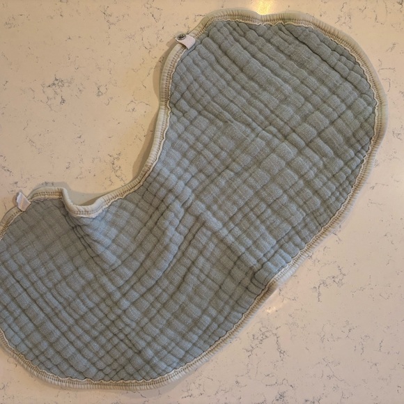 Set of 6 burp clothes, 5 bibs, 2 swaddling blankets - Picture 8 of 12